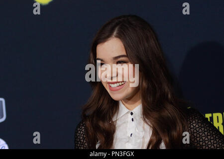 Hailee Steinfeld in Premiere mondiale di Universal Pictures' 'passo perfetto 2" tenutasi presso il Nokia Theater L.A. Vive a Los Angeles, CA, 8 maggio 2015. Foto di Joe Martinez / PictureLux Foto Stock