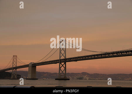 Ponte di sospensione al tramonto in San Francisco. Foto Stock