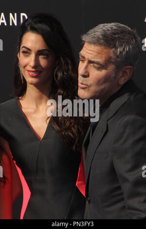 Amal Alamuddin Clooney, George Clooney 05/09/2015 La prima mondiale di "Tomorrowland" tenutosi a AMC Downtown Disney 12 in Anaheim, CA Foto di Izumi Hasegawa / HNW / PictureLux Foto Stock