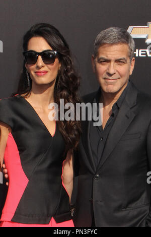 Amal Alamuddin Clooney, George Clooney 05/09/2015 La prima mondiale di "Tomorrowland" tenutosi a AMC Downtown Disney 12 in Anaheim, CA Foto di Izumi Hasegawa / HNW / PictureLux Foto Stock