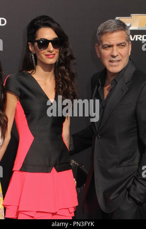 Amal Alamuddin Clooney, George Clooney 05/09/2015 La prima mondiale di "Tomorrowland" tenutosi a AMC Downtown Disney 12 in Anaheim, CA Foto di Izumi Hasegawa / HNW / PictureLux Foto Stock