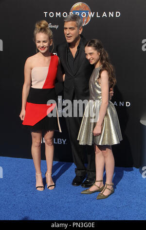 Britt Robertson, George Clooney, Raffey Cassidy 05/09/2015 La prima mondiale di "Tomorrowland" tenutosi a AMC Downtown Disney 12 in Anaheim, CA Foto di Izumi Hasegawa / HNW / PictureLux Foto Stock