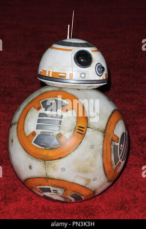 Personaggio Star Wars BB-8 presso la "Star Wars: La forza risveglia' Premiere Mondiale tenutosi presso il Teatro Dolby, TCL Teatro Cinese e El Capitan theater a Hollywood, CA il lunedì 14 dicembre, 2015. Foto di PRPP PRPP / PictureLux Riferimento File # 32783 066PRPP01 per solo uso editoriale - Tutti i diritti riservati Foto Stock