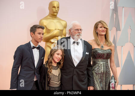 Laura Dern (R), Oscar® candidato per la migliore attrice in un ruolo di supporto per lavorare su 'wild' arriva con il padre, attore Bruce Dern (secondo da destra), e i ragazzi Ellery e Jaya Harper, per il live ABC teletrasmesso del 87th Oscar® al Dolby® Theatre di Hollywood, CA domenica 22 febbraio, 2015. Riferimento al file # 32566 251THA per solo uso editoriale - Tutti i diritti riservati Foto Stock