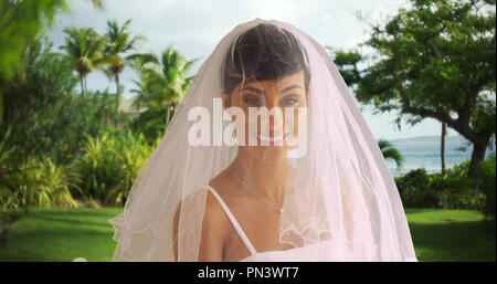 Il rossore sposa in San Giovanni isola pone il ritratto felice e sorridente Foto Stock