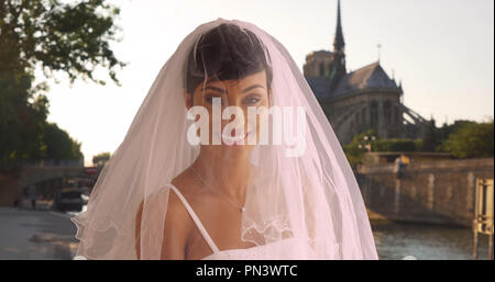 Il rossore elegante sposa in Parigi Francia pone per ritratto dalla Senna Foto Stock