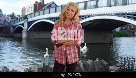 Sorridente ritratto di donna turista a Windsor in Inghilterra Foto Stock