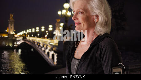 Close up active senior donna che lavorano in vacanza a Parigi di notte Foto Stock