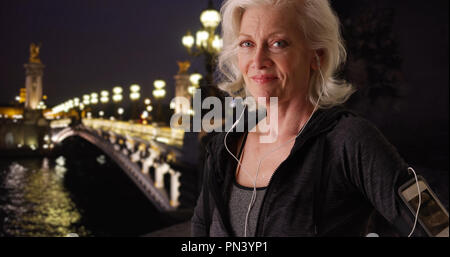 Close up active senior donna che lavorano in vacanza a Parigi di notte Foto Stock
