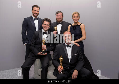 Craig Mann, Ben Wilkins e Thomas Curley pongono backstage con Chris Evans, Sienna Miller, e l'OSCAR® per il conseguimento di una miscelazione del suono, per lavorare su "colpo di frusta" durante il live ABC teletrasmesso del 87th Oscar® al Dolby® Theatre di Hollywood, CA domenica 22 febbraio, 2015. Riferimento al file # 32568 039 THA per solo uso editoriale - Tutti i diritti riservati Foto Stock