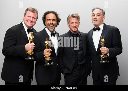 James W. Skotchdopole, Alejandro G. Iñárritu, presentatore, Sean Penn e John Lesher pongono backstage con l'OSCAR® per Best Motion Picture dell'anno, per lavorare su "Birdman o (l'inaspettato virtù di ignoranza)" durante il live ABC teletrasmesso del 87th Oscar® al Dolby® Theatre di Hollywood, CA domenica 22 febbraio, 2015. Riferimento al file # 32568 059THA per solo uso editoriale - Tutti i diritti riservati Foto Stock