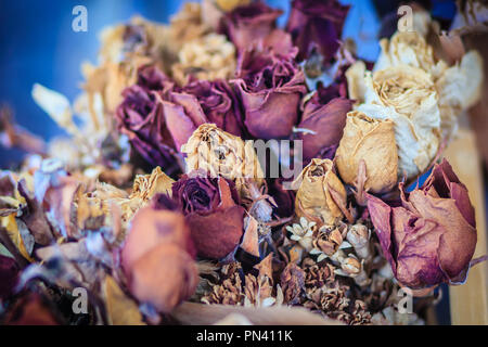 Essiccato wedding rose bouquet di fiori sullo sfondo. Close up bouquet di essiccato rose appassite. Foto Stock