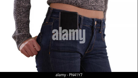Close-up di giovani womans alla cintura con il telefono in tasca anteriore su bianco spazio copia Foto Stock