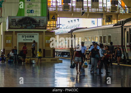 Bangkok, Tailandia - 23 Aprile 2017: treni dalle province rurali arrivati Bangkok stazione ferroviaria con i passeggeri vengono a lavorare in questa città capitale. Foto Stock