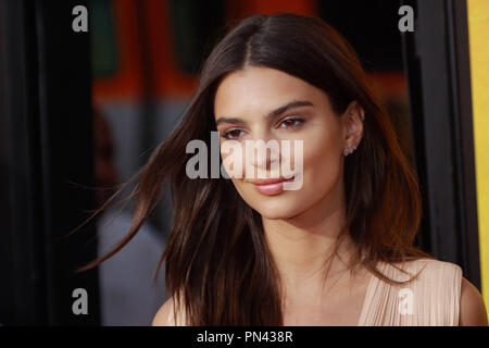 Emily Ratajkowski alla premiere di Warner Bros Foto' e StudioCanal 'Ci sono i tuoi amici" tenutasi presso la TCL Teatro Cinese a Hollywood, CA, 20 agosto 2015. Foto di Joe Martinez / PictureLux Foto Stock