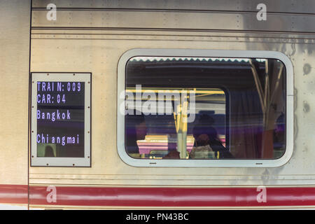 Bangkok, Tailandia - 23 Aprile 2017: i turisti sono di imbarco in treno express da Bangkok a Chiang Mai a stazione di Hualamphong. Foto Stock