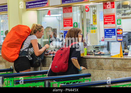 Bangkok, Tailandia - 23 Aprile 2017: backpacker non identificato turistico è l'acquisto di un biglietto del treno in corrispondenza di Hua Lamphong stazione ferroviaria, la stazione ferroviaria principale di stazio Foto Stock