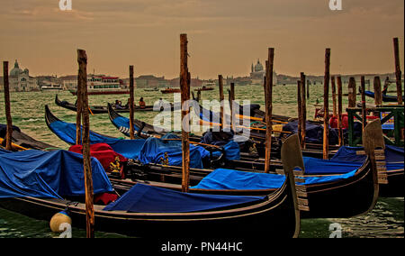 L'Europa, l'Italia, la Gondola di Venezia, landmark, veneziana, Mediterraneo, viaggi Venezia, estate, vacanze, destinazione, barca, acqua, gondoliere, vacanze Foto Stock