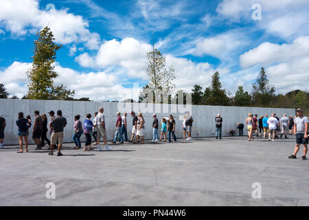 Visitatori guardano il muro dei nomi che si trova alla fine del Memorial Plaza al volo 93 National Memorial, Shanksville, Somerset County, Pennsylvania, STATI UNITI D'AMERICA Foto Stock