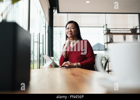 Asian Business donna che lavorano nel bar al di fuori ufficio Foto Stock