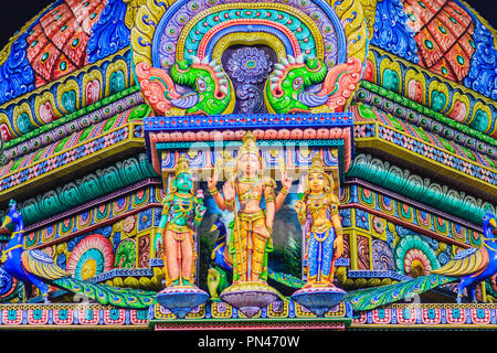 Colorato vista notturna di divinità indiane la scultura Al Maha Sri Mariamman Temple, noto anche come Maha Uma Devi tempio, il pubblico tempio indù di Silom, Bangk Foto Stock