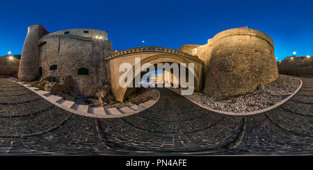 Visualizzazione panoramica a 360 gradi di Belllow le mura della città