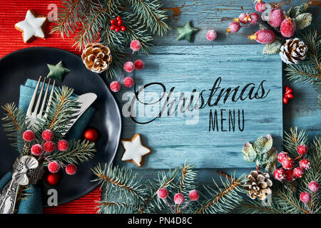 "Menu di Natale' testo sulla scheda rustico incorniciato con varie decorazioni di Natale in rosso e blu, compresa Decorate stoviglie Foto Stock