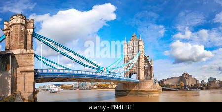 Il Tower Bridge di Londra, Inghilterra, su un luminoso giorno sotto il meraviglioso cielo di nuvole. Immagine panoramica. Foto Stock