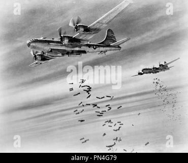 Bombe su Birmania - Vista aerea di bombe cadute da due xx Comando Bombardieri Superfortresses. Foto Stock