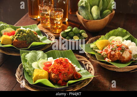 Ayam Geprek. Fusione di cibo di strada del sud del pollo fritto con tradizionale condimento piccante da indonesiano cucine regionali. Foto Stock