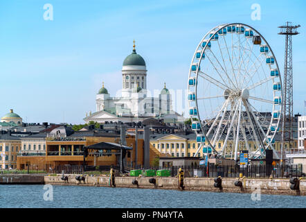 Lo skyline di Helsinki con la cattedrale e il cielo Skywheel ferriswheel ruota ruota panoramica Ferris in estate. Waterfront Helsinki Finlandia Foto Stock