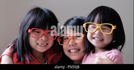 Tre bambini indossare occhiali di grandi dimensioni Foto Stock