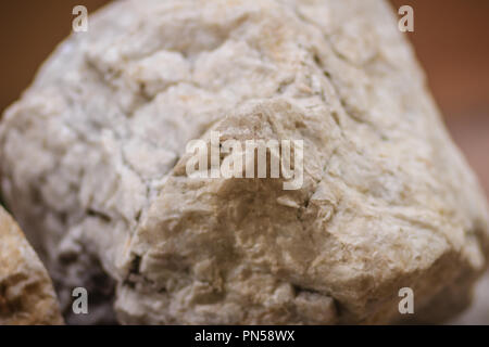 Campione grezzo di barite pietra delle miniere e delle cave. Barite o barite (BaSO4) è un minerale costituito da solfato di bario. Baryte è generalmente di colore bianco Foto Stock