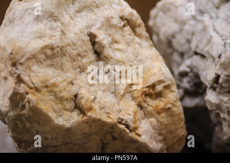 Campione grezzo di barite pietra delle miniere e delle cave. Barite o barite (BaSO4) è un minerale costituito da solfato di bario. Baryte è generalmente di colore bianco Foto Stock