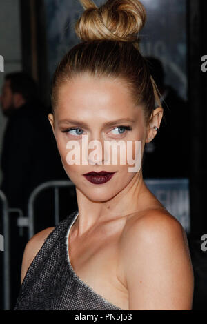 Teresa Palmer alla premiere di Warner Bros Foto e Alcon Entertainments' 'Point Break" tenutasi presso la leva TCL Teatro Cinese a Hollywood, CA, Dicembre 15, 2015. Foto di Joe Martinez / PictureLux Foto Stock