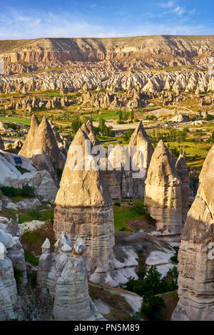 Camini di Fata rock formazione in Love Valley, Goreme National Park, Cappadocia, Turchia Foto Stock