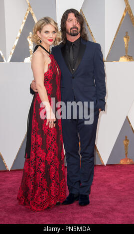 Il presentatore Dave Grohl e Jordyn Blum arrivano al 88th Oscar® al Dolby® Theatre di Hollywood, CA domenica 28 febbraio, 2016. Riferimento al file # 32854 042THA per solo uso editoriale - Tutti i diritti riservati Foto Stock