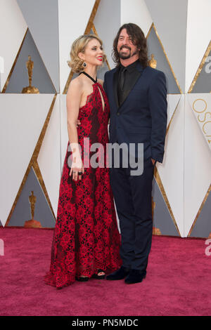 Il presentatore Dave Grohl e Jordyn Blum arrivano al 88th Oscar® al Dolby® Theatre di Hollywood, CA domenica 28 febbraio, 2016. Riferimento al file # 32854 044THA per solo uso editoriale - Tutti i diritti riservati Foto Stock