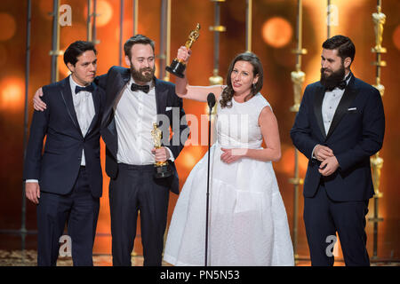 Benjamin Cleary (seconda da L) e Serena Armitage accettare l'OSCAR® per Best live action short film, per lavorare su "Stutterer" durante il live ABC teletrasmesso del 88th Oscar® al Dolby® Theatre di Hollywood, CA domenica 28 febbraio, 2016. Riferimento al file # 32854 565THA per solo uso editoriale - Tutti i diritti riservati Foto Stock