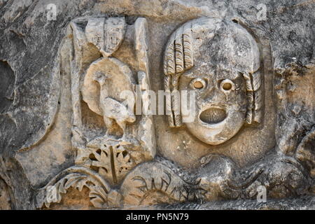 La scultura di antica maschera teatrale, Myra (Demre), Turchia Foto Stock