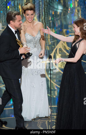 Leonardo DiCaprio accetta l'OSCAR® per prestazioni da un attore in un ruolo di primo piano per il lavoro su "L'Revenant" da Julianne Moore durante il live ABC teletrasmesso del 88th Oscar® al Dolby® Theatre di Hollywood, CA domenica 28 febbraio, 2016. Riferimento al file # 32854 659THA per solo uso editoriale - Tutti i diritti riservati Foto Stock