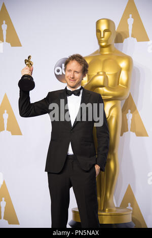 László Nemes pone backstage con l'OSCAR® per il miglior film in lingua straniera dell'anno, per lavorare su "figlio di Saul" dall'Ungheria durante il live ABC teletrasmesso del 88th Oscar® al Dolby® Theatre di Hollywood, CA domenica 28 febbraio, 2016. Riferimento al file # 32854 698 THA per solo uso editoriale - Tutti i diritti riservati Foto Stock