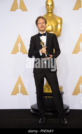 László Nemes pone backstage con l'OSCAR® per il miglior film in lingua straniera dell'anno, per lavorare su "figlio di Saul" dall'Ungheria durante il live ABC teletrasmesso del 88th Oscar® al Dolby® Theatre di Hollywood, CA domenica 28 febbraio, 2016. Riferimento al file # 32854 699THA per solo uso editoriale - Tutti i diritti riservati Foto Stock