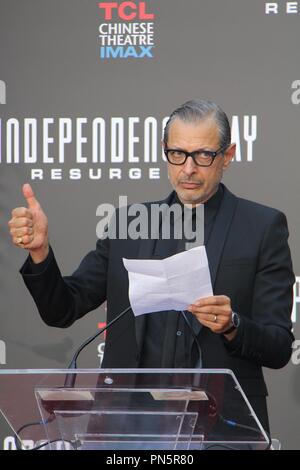 Jeff Goldblum 06/20/2016 mano e cerimonia di footprint di Roland Emmerich da 'Giorno Di Indipendenza: Resurgenceh tenutosi presso la leva TCL Teatro Cinese a Hollywood, CA Foto di Izumi Hasegawa / HNW / PictureLux Foto Stock