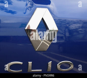 Renault Clio il badge Foto stock - Alamy