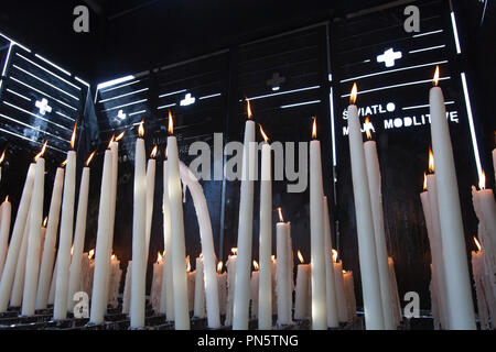 Lourdes (sud-ovest della Francia): candele accese (non disponibile per la produzione di cartolina) Foto Stock