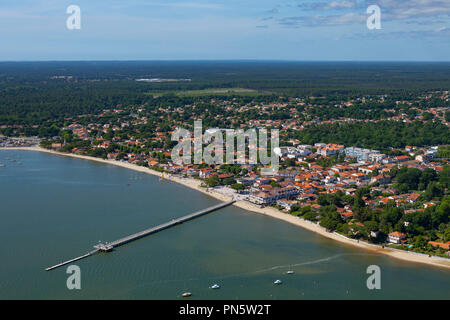 Andernos-les-Bains (sud-ovest della Francia): veduta aerea della città nella baia di Arcachon il molo (non disponibile per la produzione di cartolina) Foto Stock