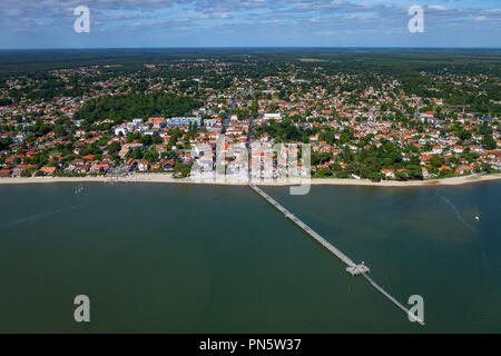 Andernos-les-Bains (sud-ovest della Francia): veduta aerea della città nella baia di Arcachon il molo (non disponibile per la produzione di cartolina) Foto Stock