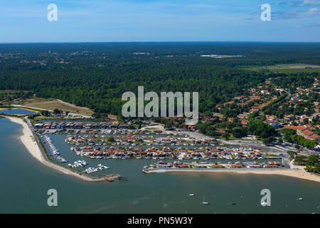 Andernos-les-Bains (sud-ovest della Francia): veduta aerea della città nella baia di Arcachon La oyster porta (non disponibile per la produzione di cartolina) Foto Stock