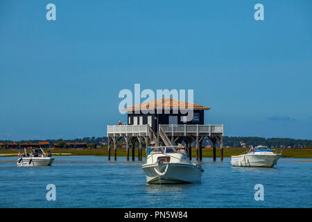 Andernos-les-Bains (sud-ovest della Francia): sito della pila delle abitazioni, "Ile aux Oiseaux" (Bird's Island), nella baia di Arcachon (non disponibile per postc Foto Stock